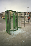605849 Afbeelding van twee vernielde telefooncellen op de hoek van de Balijelaan en de Croesestraat te Utrecht.
